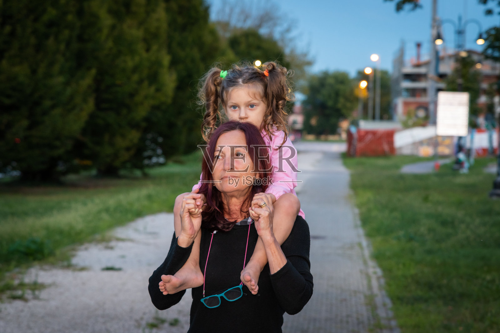 肩扛照片摄影图片