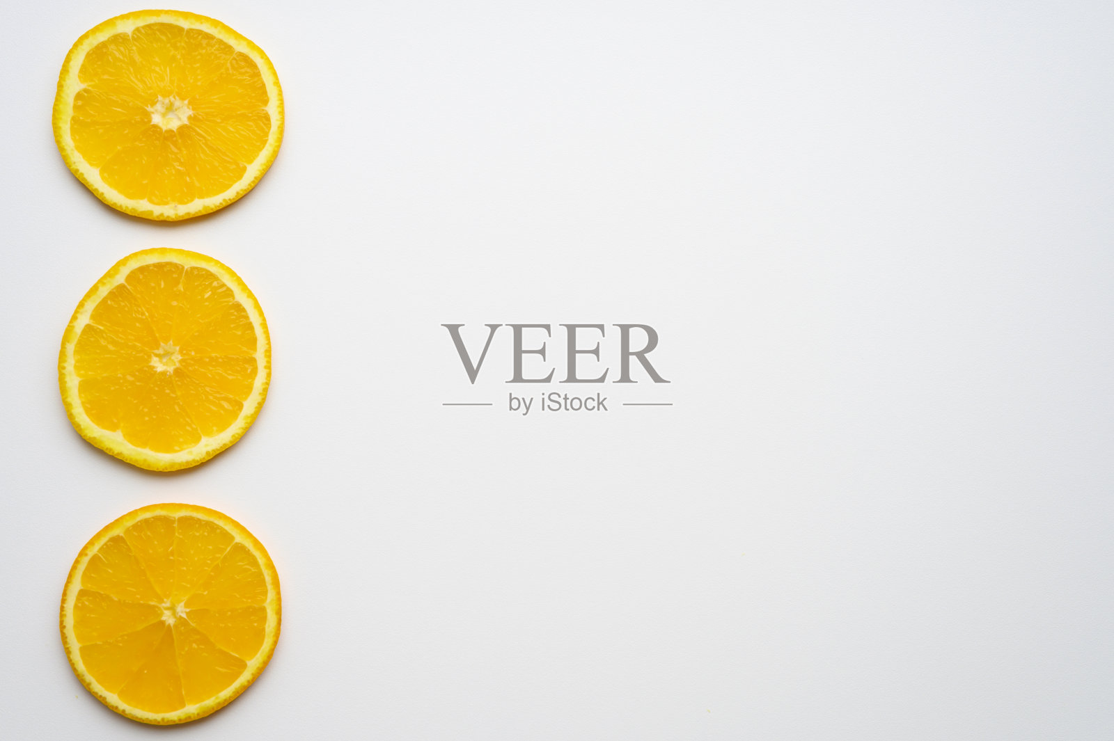 白色背景上的鲜橙片。空间的文本照片摄影图片