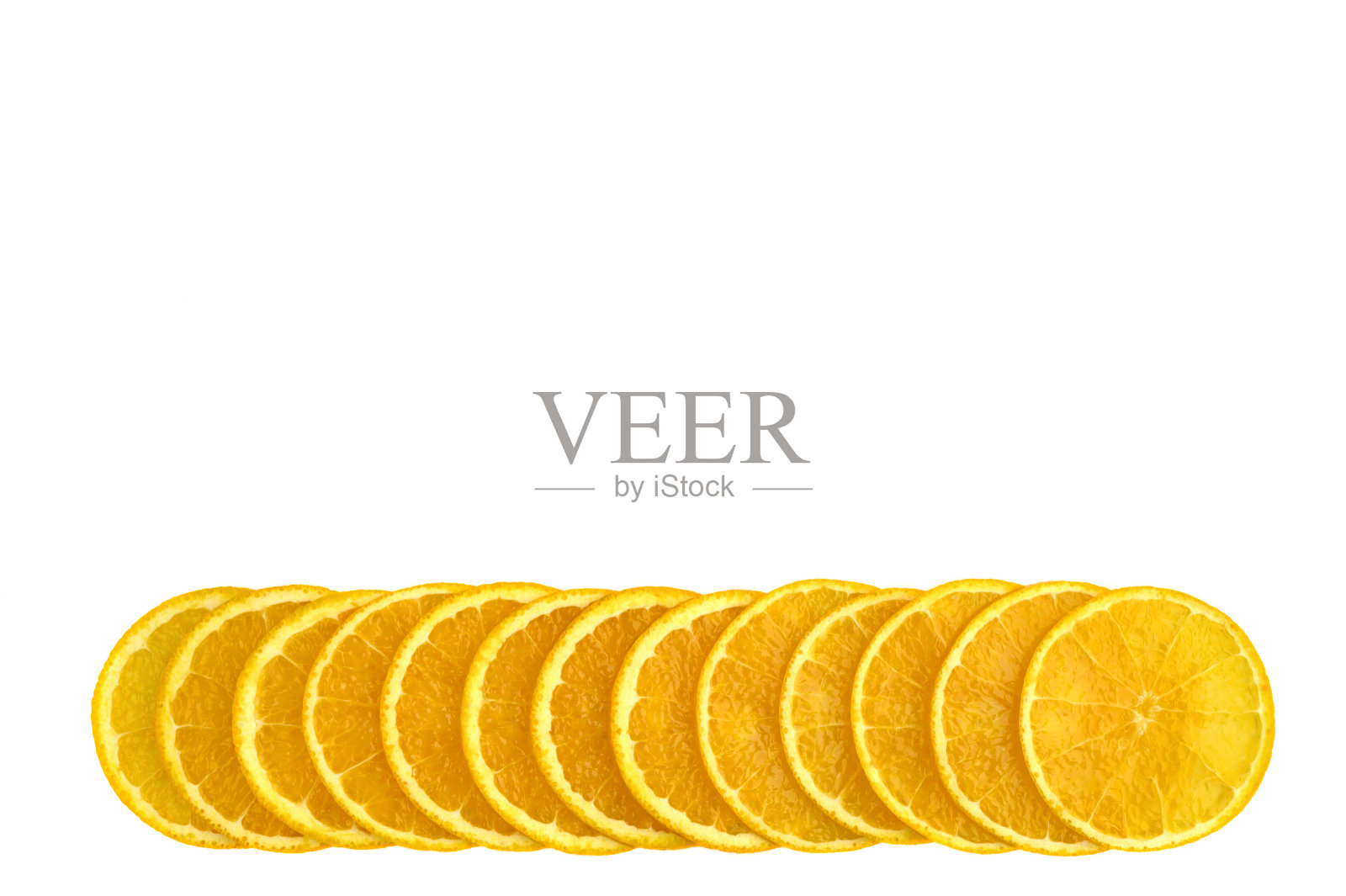 白色背景上的鲜橙片。空间的文本照片摄影图片