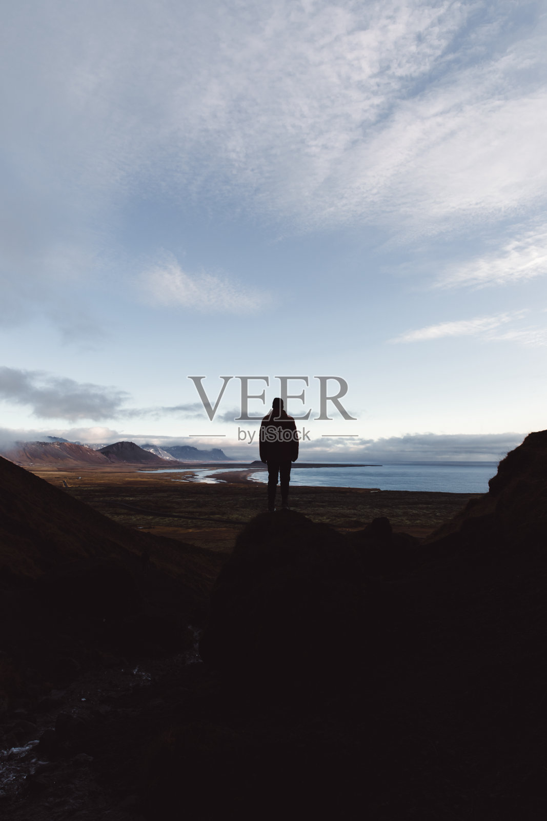 从冰岛峡谷看美丽风景的人的剪影照片摄影图片