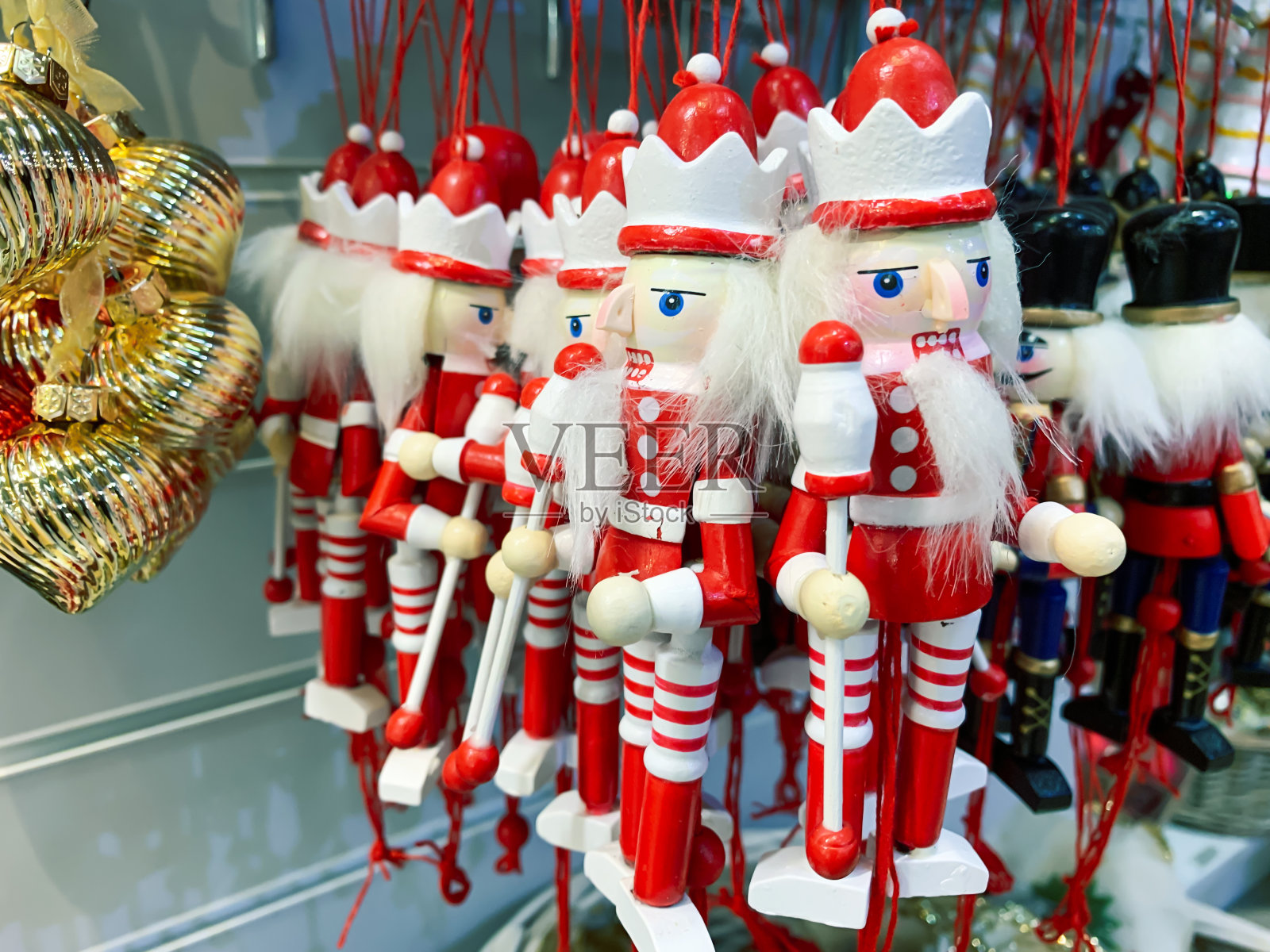 许多手工制作的胡桃夹子作为圣诞树装饰挂在圣诞集市上照片摄影图片