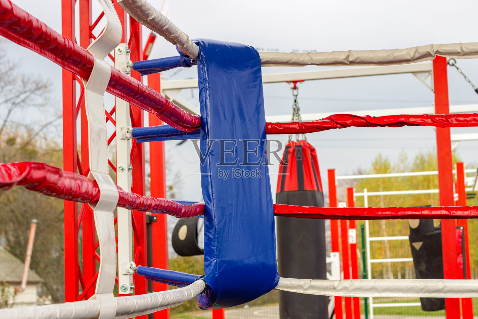 拳击环户外。拳击课。健康的生活方式。照片摄影图片