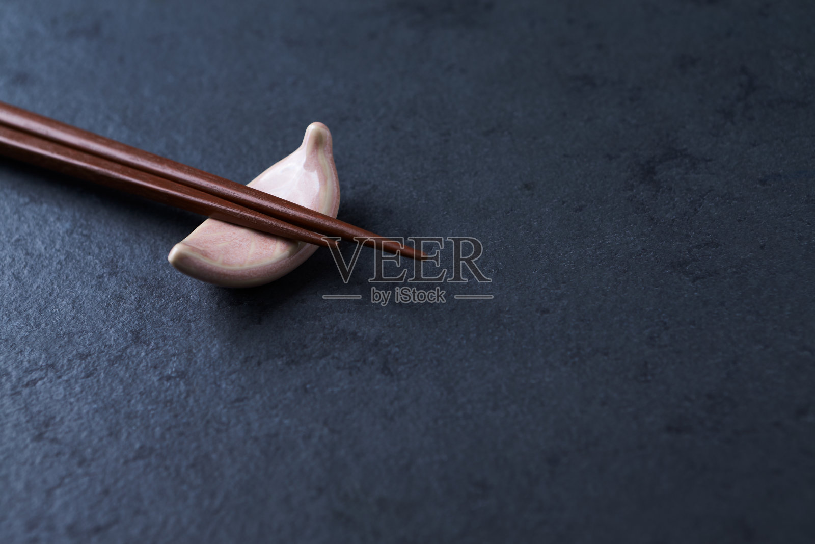 木筷和筷子放在深色的石头背景上。关闭了。副本的空间。照片摄影图片