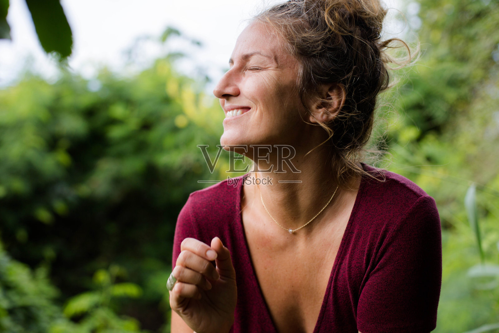 自然美丽的中年妇女的脸特写照片摄影图片