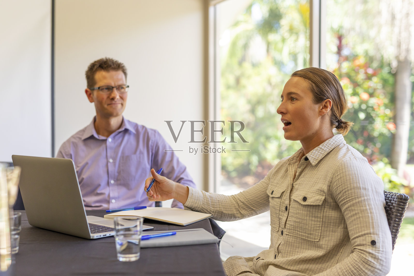 商务人士与理财规划师会面照片摄影图片