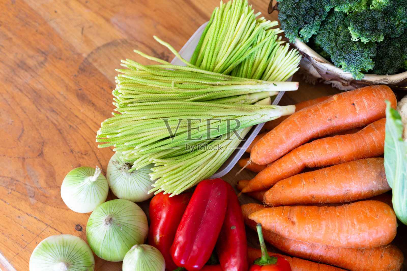 木桌上的新鲜有机蔬菜-本地市场新鲜蔬菜，菜园产品照片摄影图片