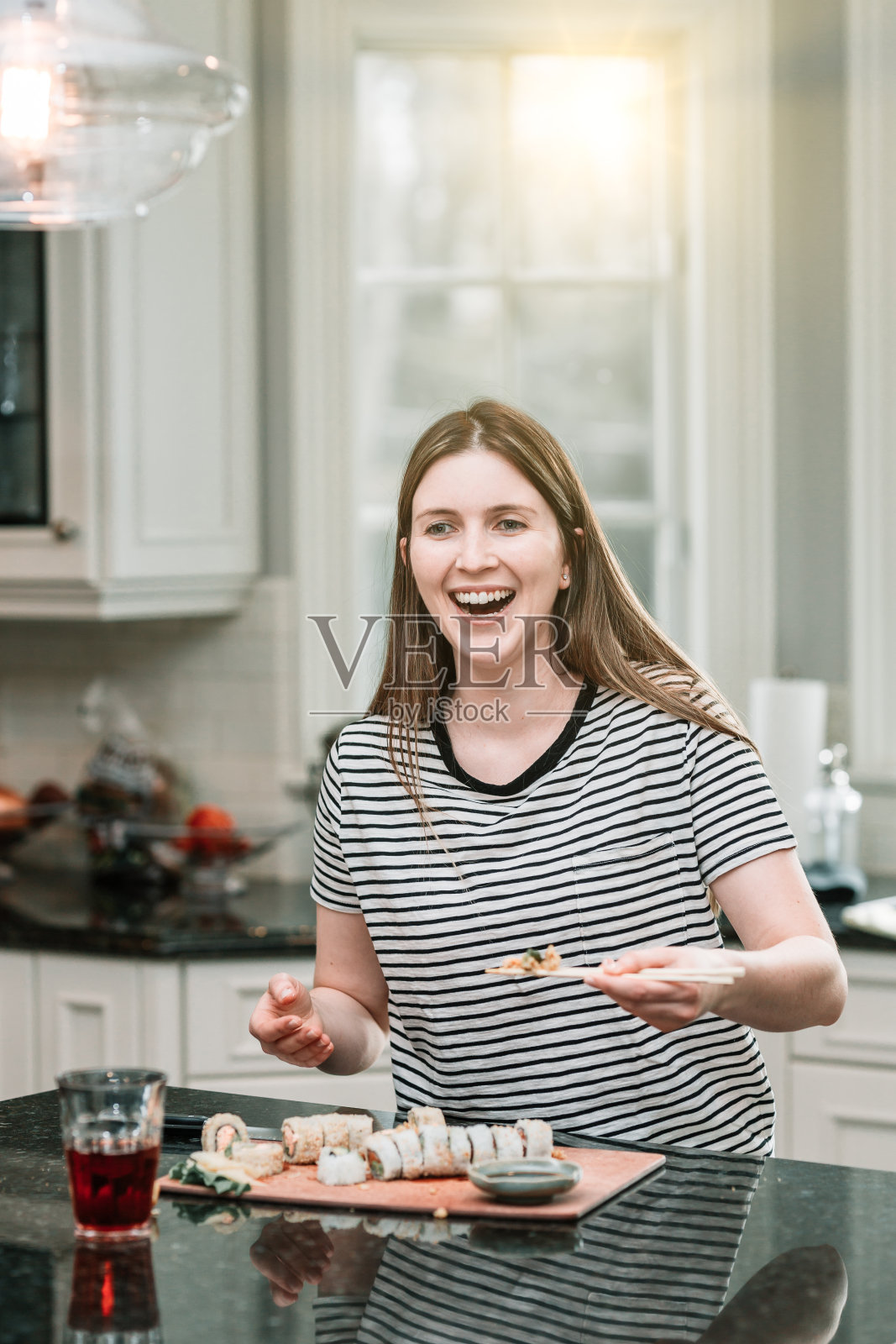 准备健康食物的女性照片摄影图片