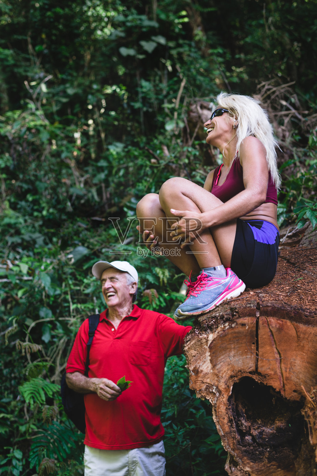 在森林里微笑照片摄影图片