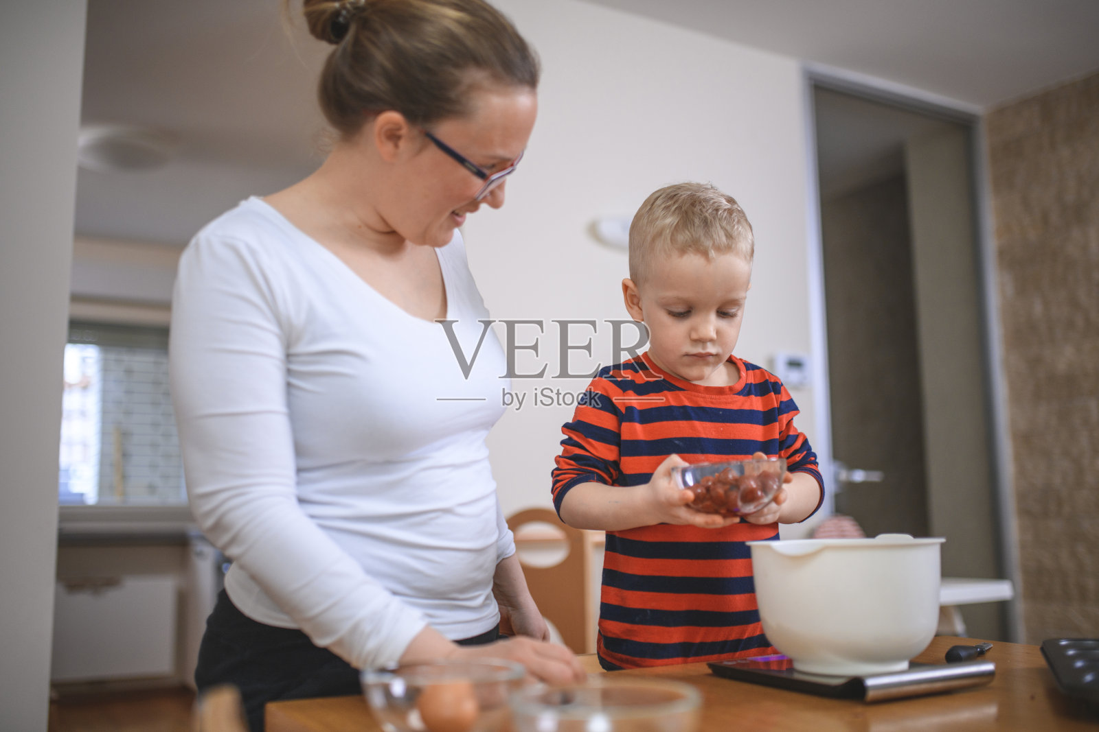 母亲和儿子一起烤松饼照片摄影图片