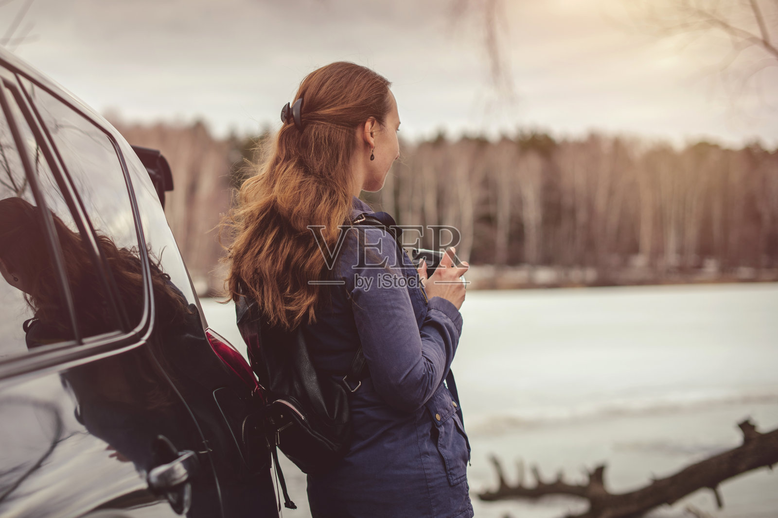 年轻女子开车旅行照片摄影图片