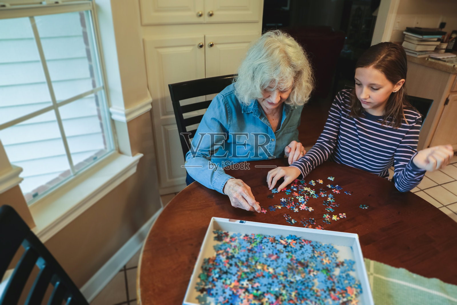 年长的白人妇女，祖母和母亲享受生活在家里照片摄影图片