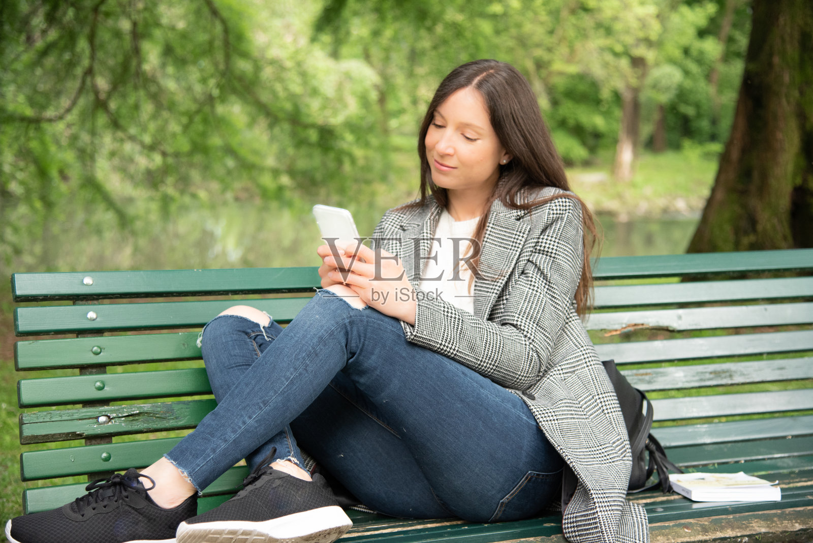 一位女士正在公园里休息照片摄影图片