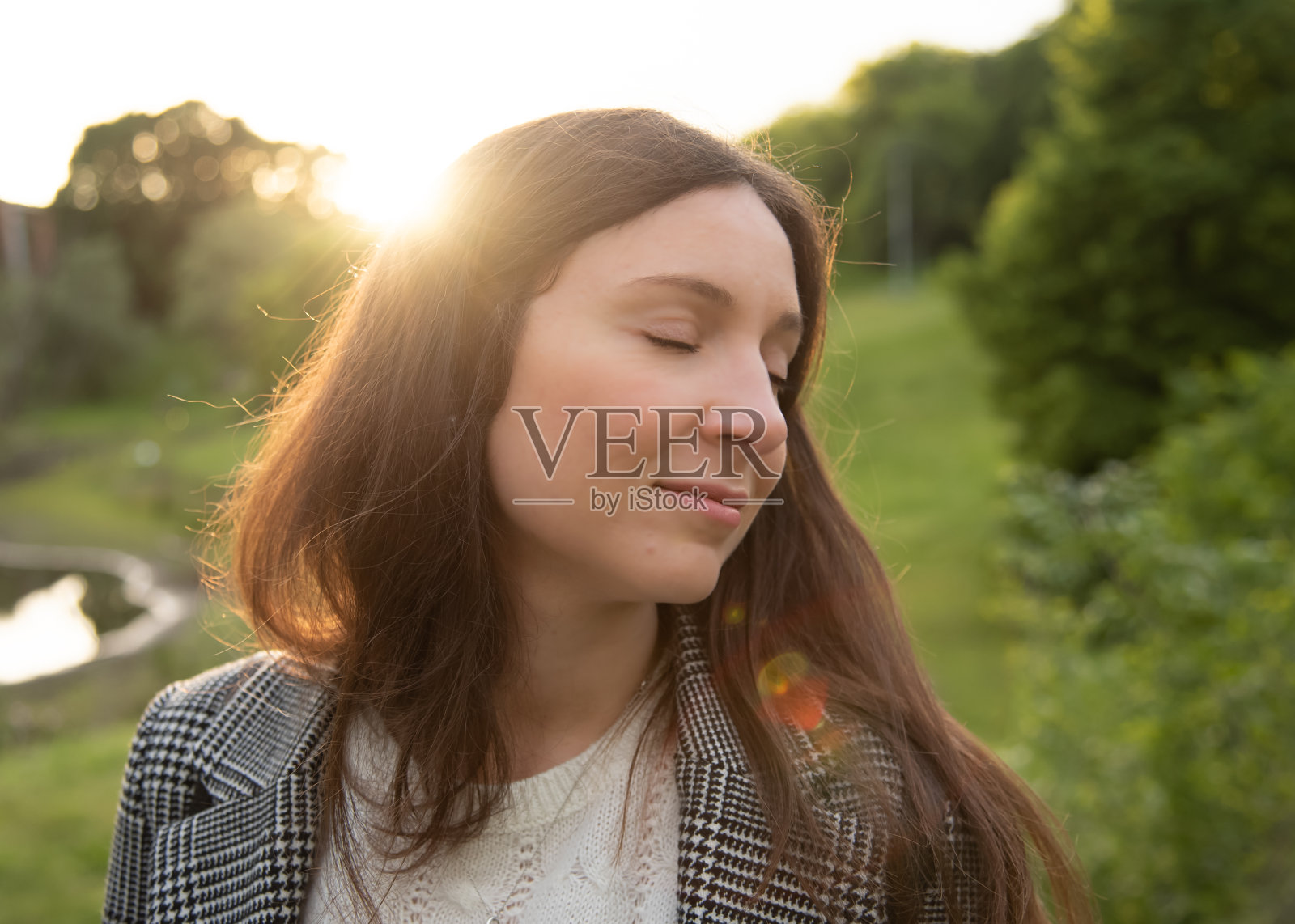 一位女士正在公园里休息照片摄影图片