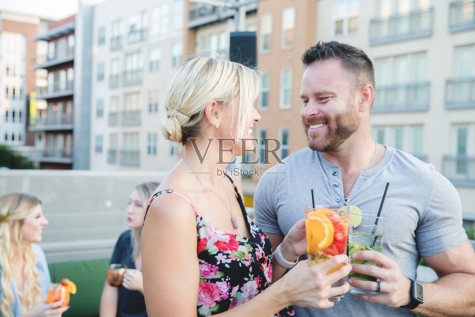 男人和女人一起在城市屋顶的酒吧喝酒照片摄影图片