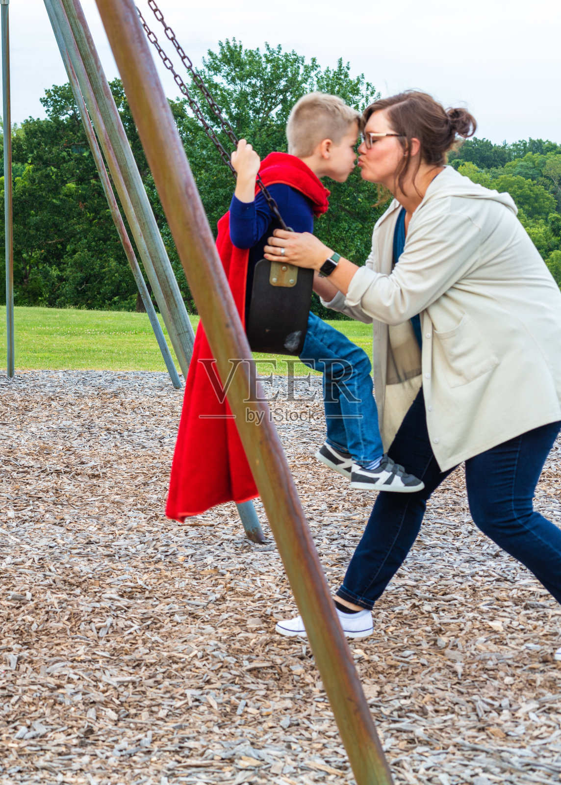 一对年轻夫妇和儿子像一家人一样在操场上玩得很开心照片摄影图片