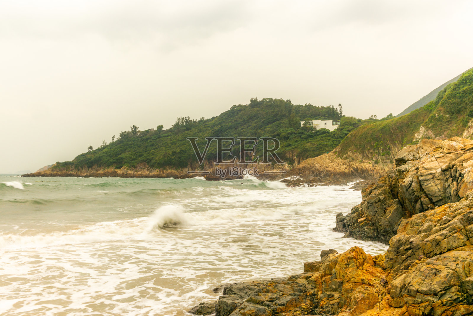 日出时海浪拍打香港大浪滩的岩石和海滩- 1照片摄影图片