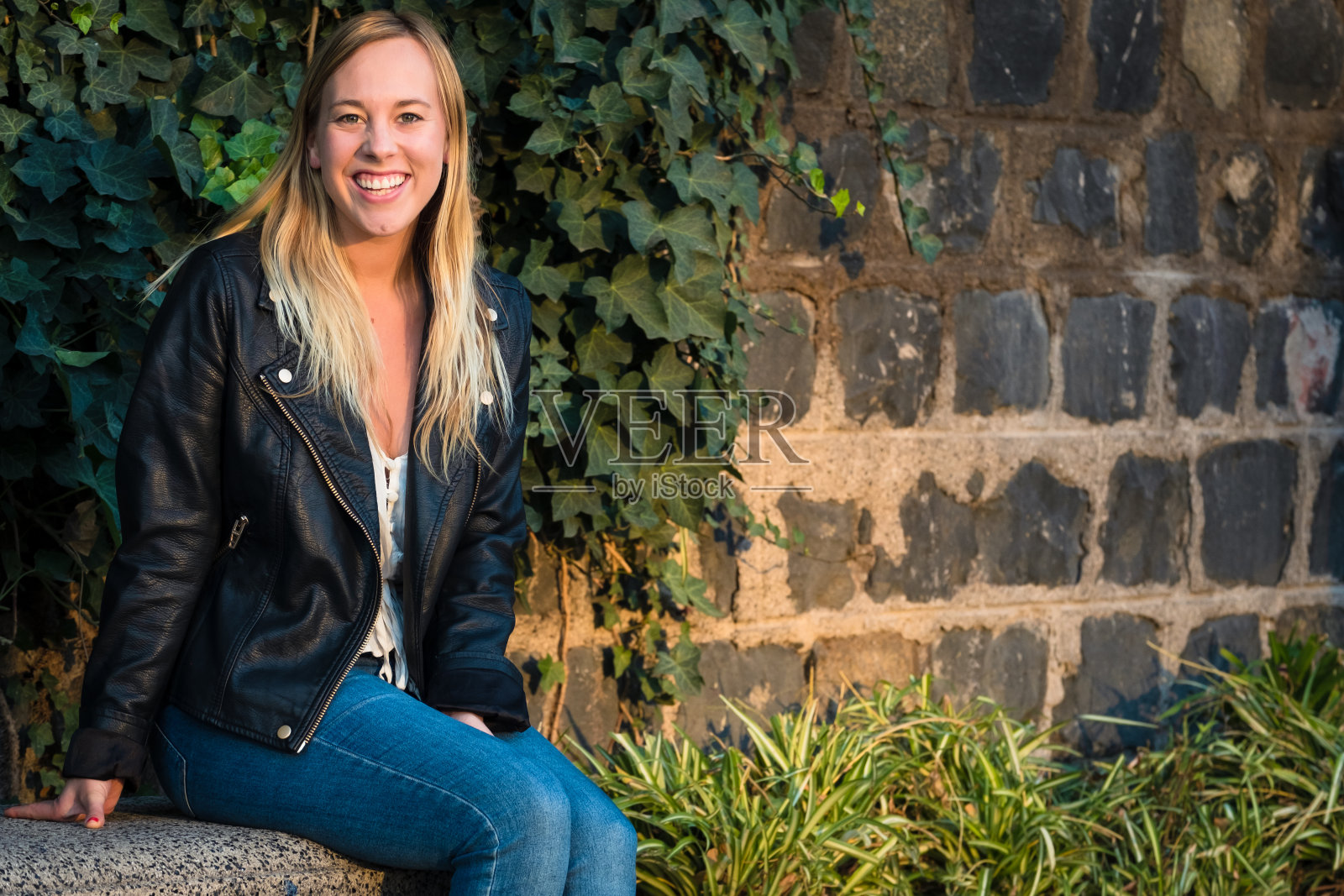 一个快乐的年轻女子的肖像照片摄影图片