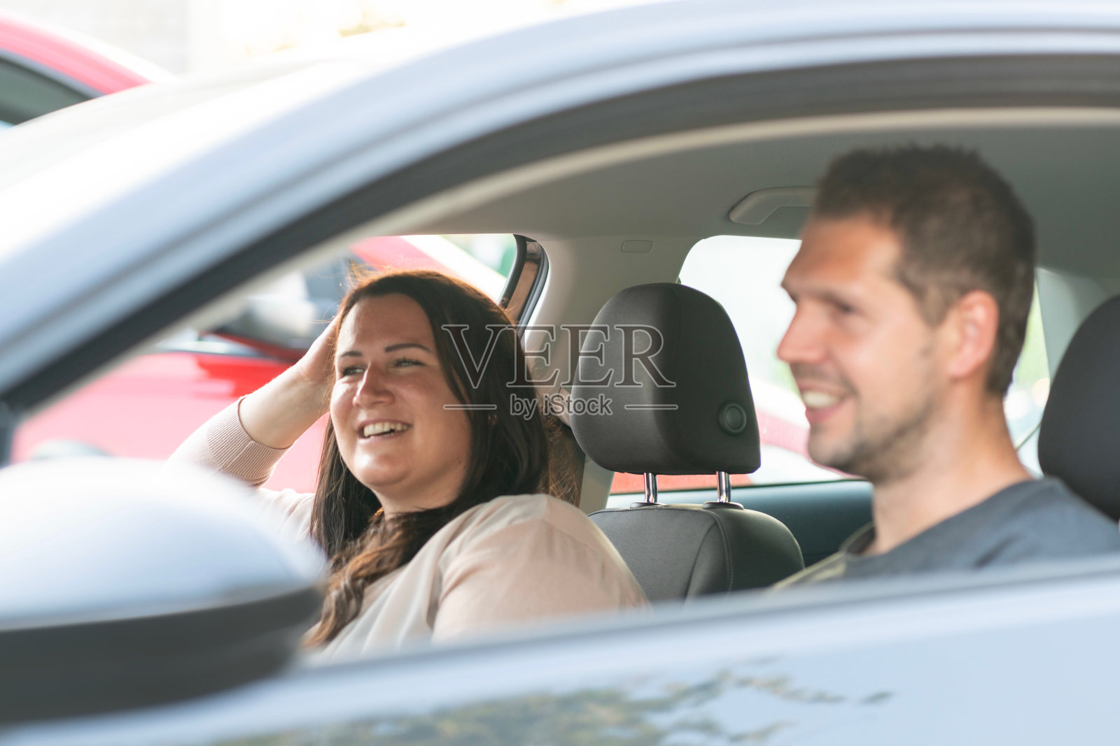 年轻幸福的德国夫妇在车里微笑照片摄影图片