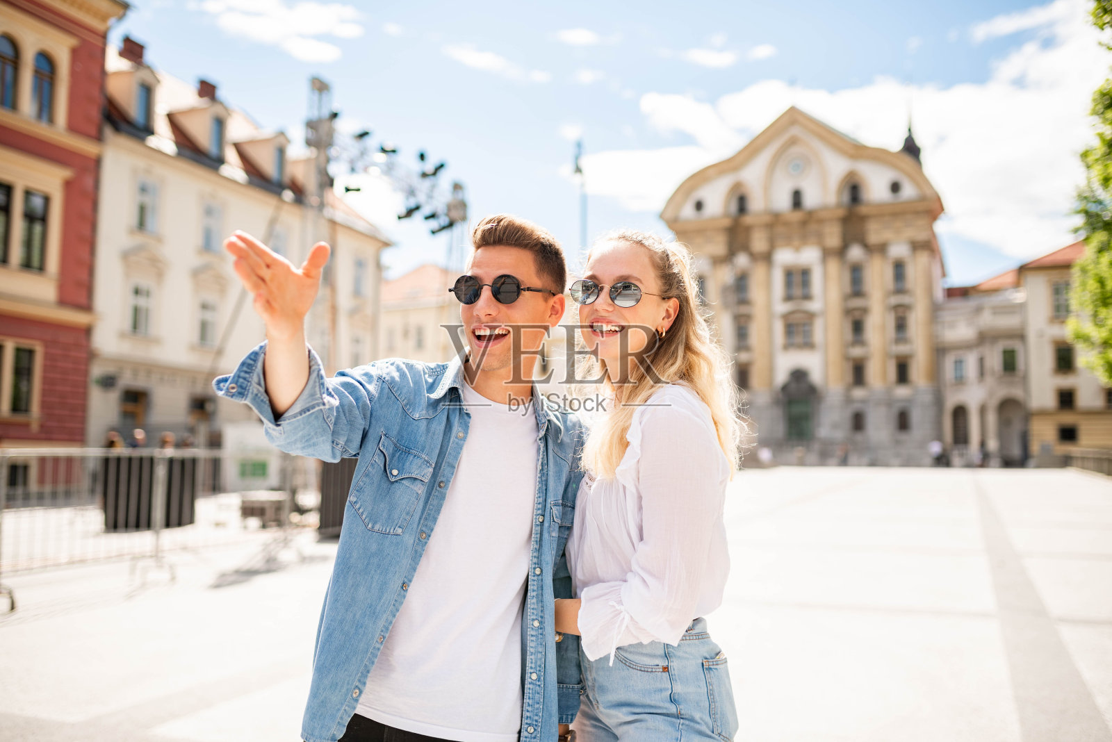 一对走在城市里的年轻夫妇照片摄影图片