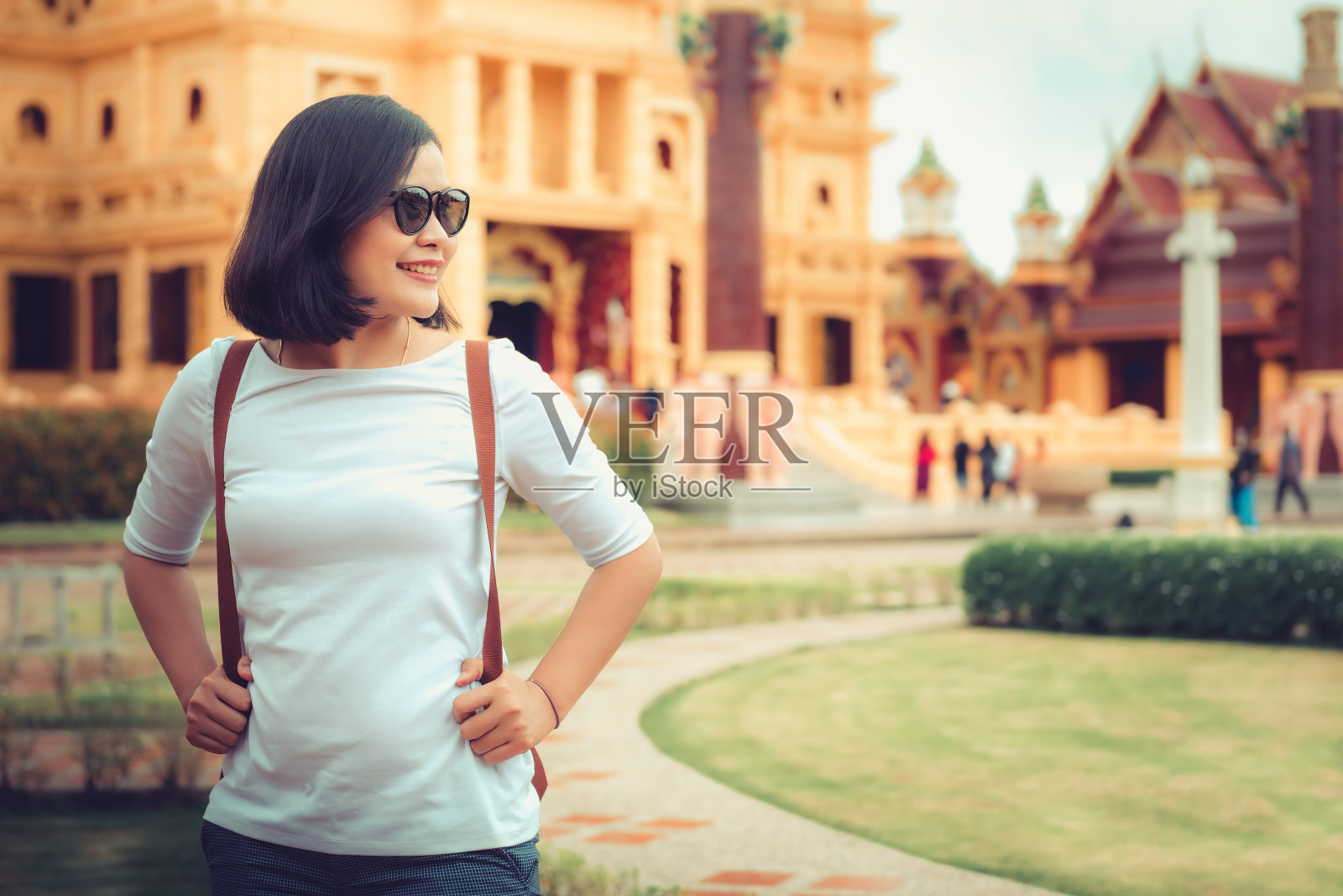 泰国女游客的肖像是站在Wat Bang Tong庙前摆姿势，甲米省照片摄影图片