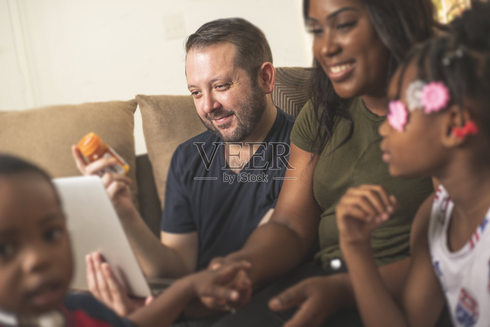 家人查阅药物照片摄影图片