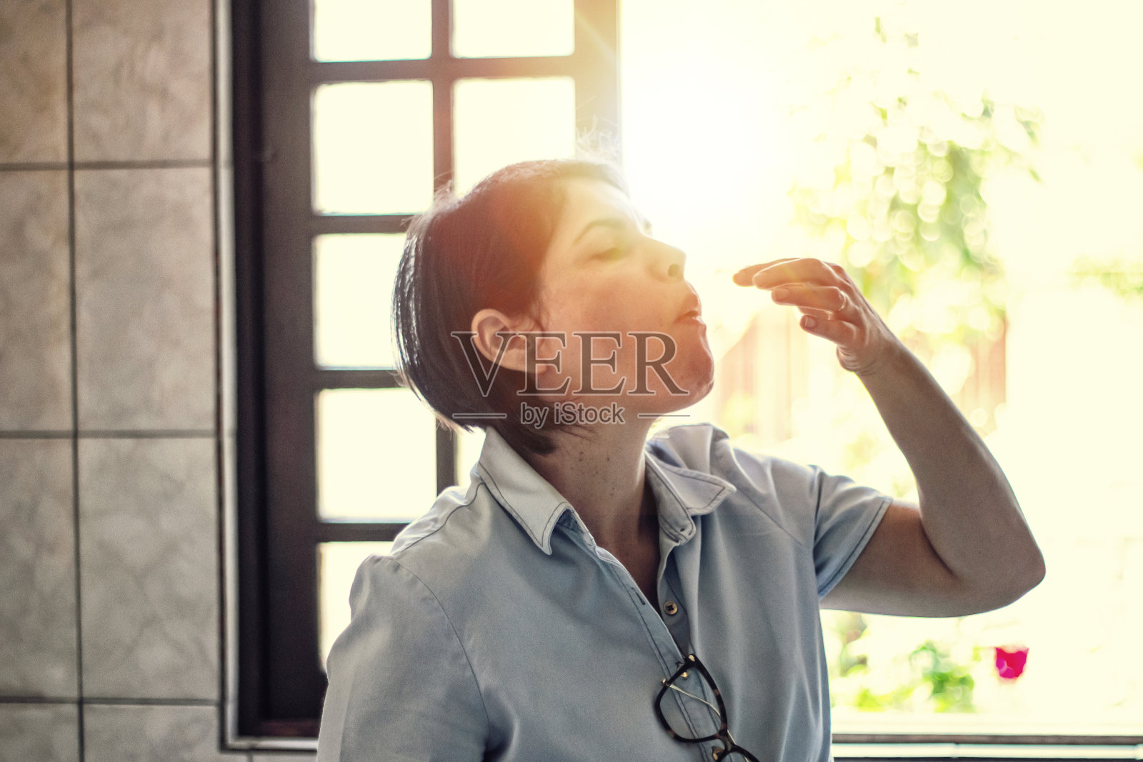 多民族多文化家庭的美妙周末。照片摄影图片