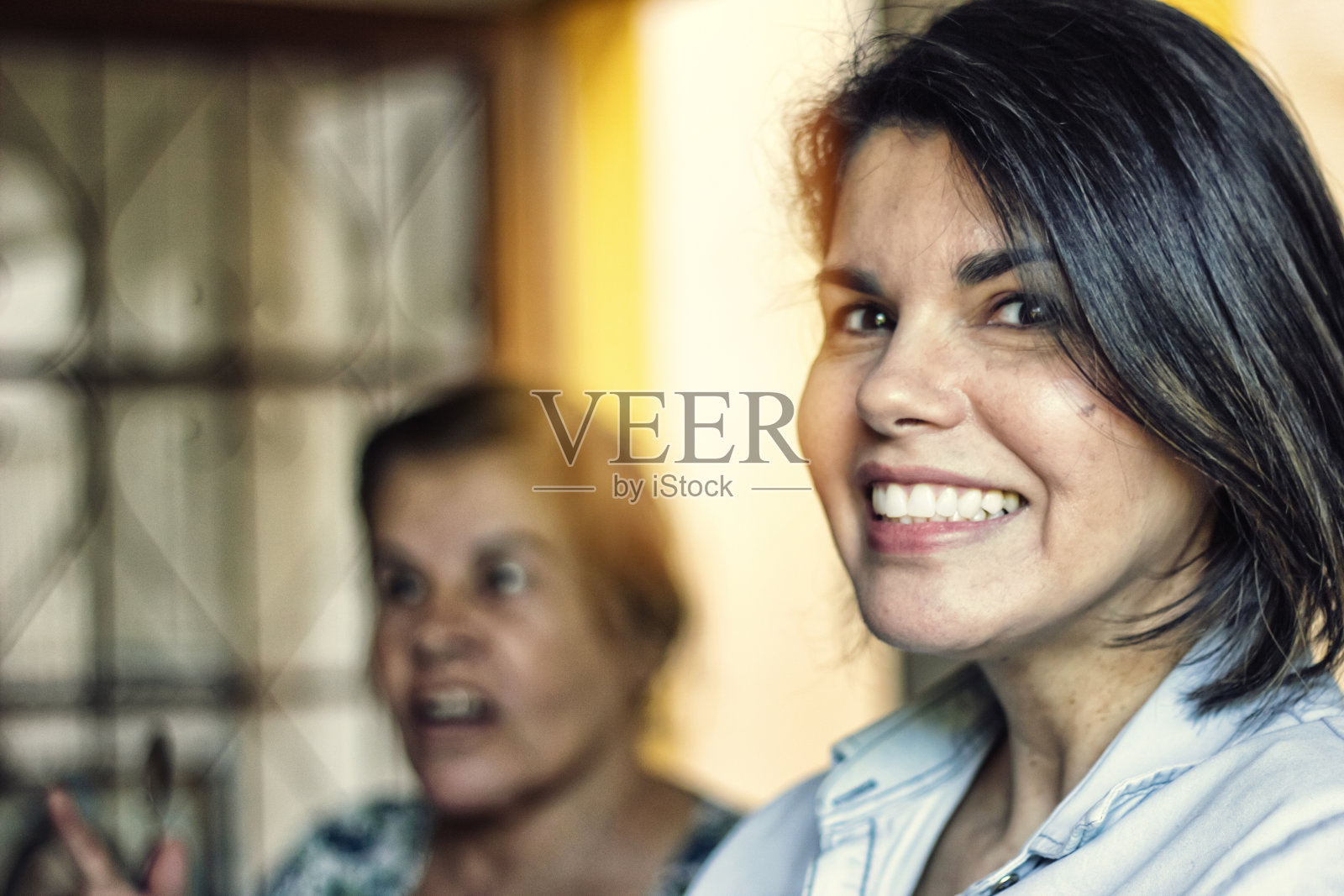 多民族多文化家庭的美妙周末。照片摄影图片