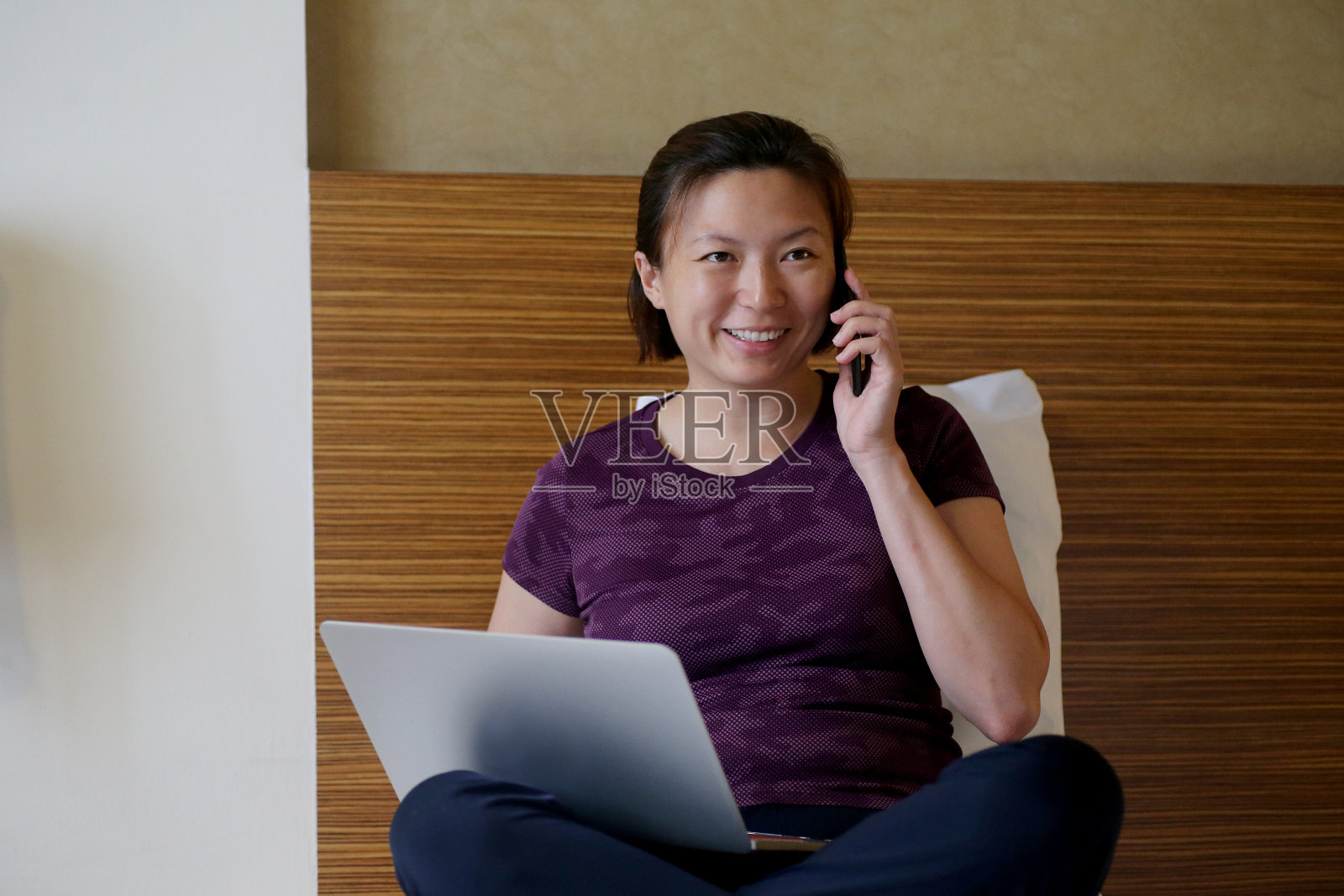 女人与科技设备-笔记本电脑照片摄影图片