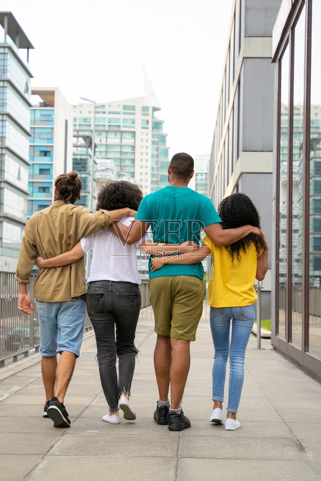 朋友在户外散步的背影照片摄影图片