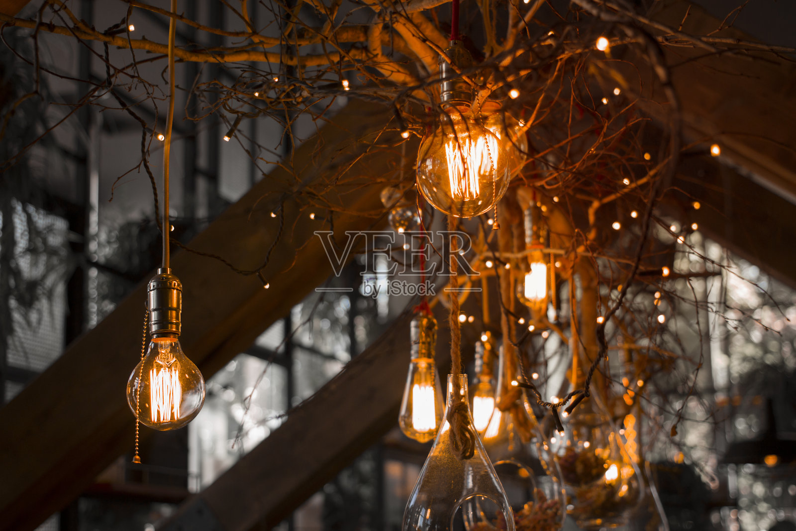 用复古灯具装饰照明。照片摄影图片