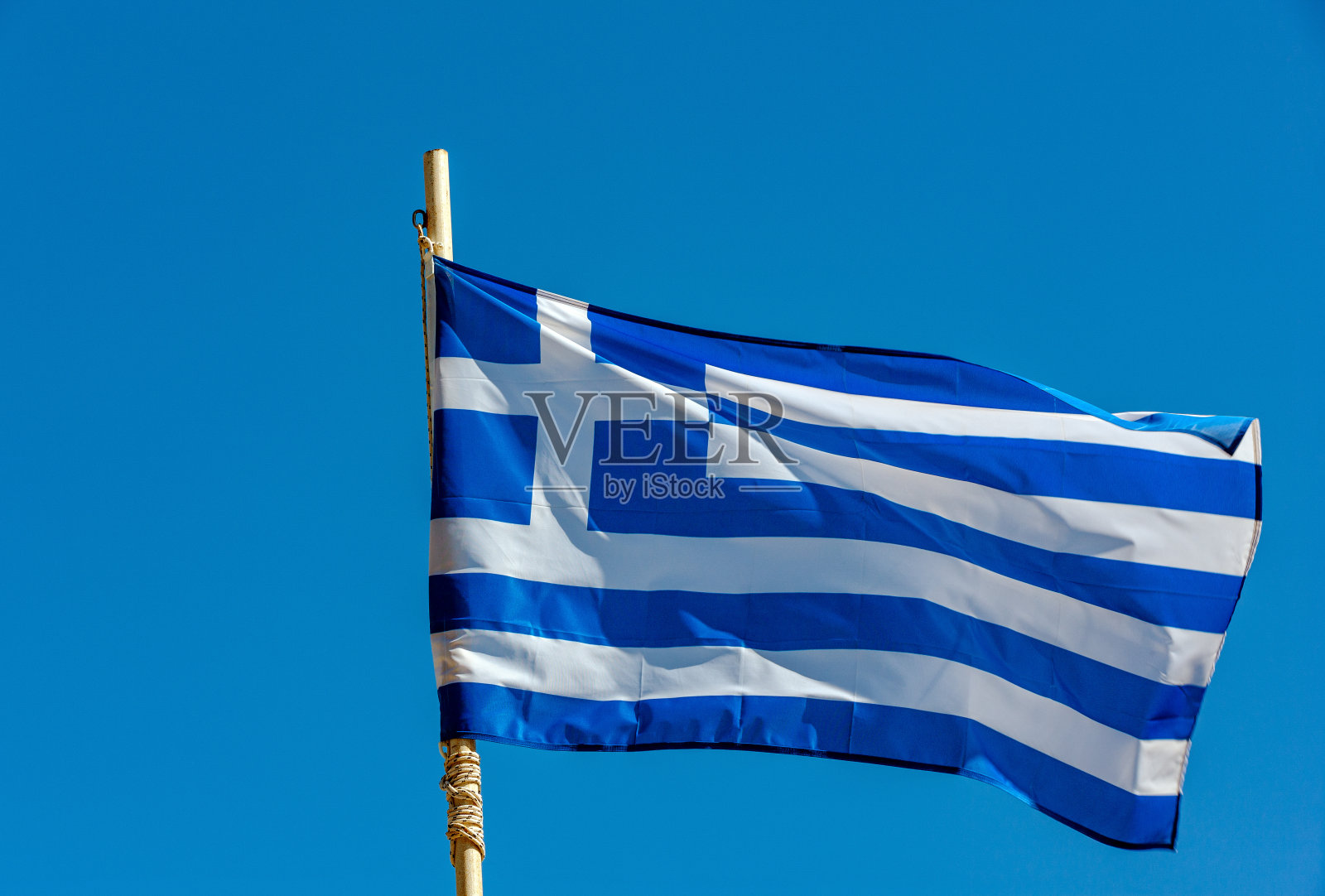 在蓝天的映衬下发展希腊国旗照片摄影图片