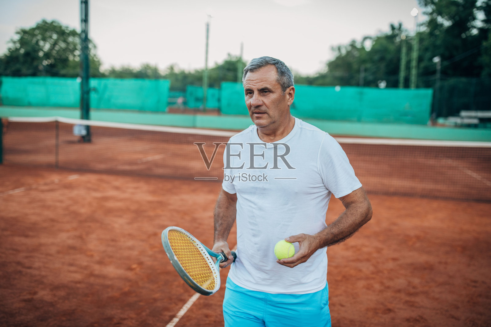 一位老人准备打网球照片摄影图片