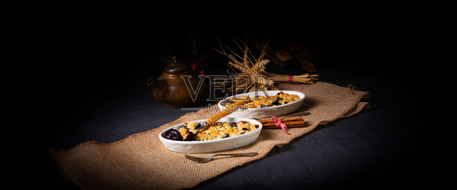 肉桂梅子和酥粒照片摄影图片