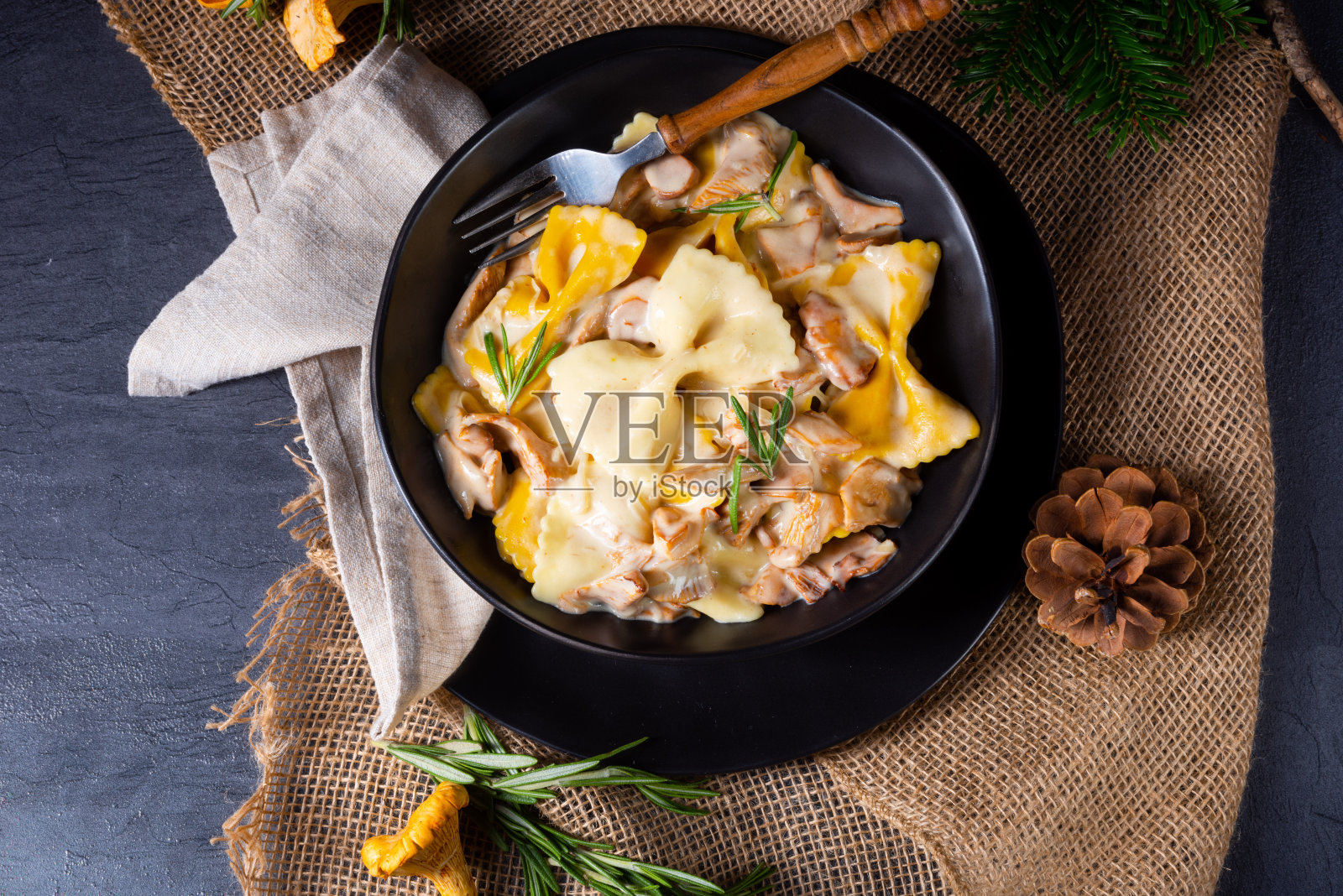 五彩缤纷的意大利面配鸡油菌和奶油酱。照片摄影图片