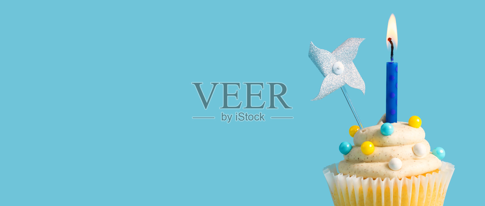 点着蜡烛的纸杯蛋糕照片摄影图片