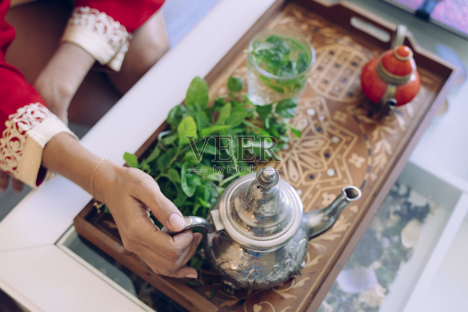 这是一套传统的阿拉伯茶。照片摄影图片