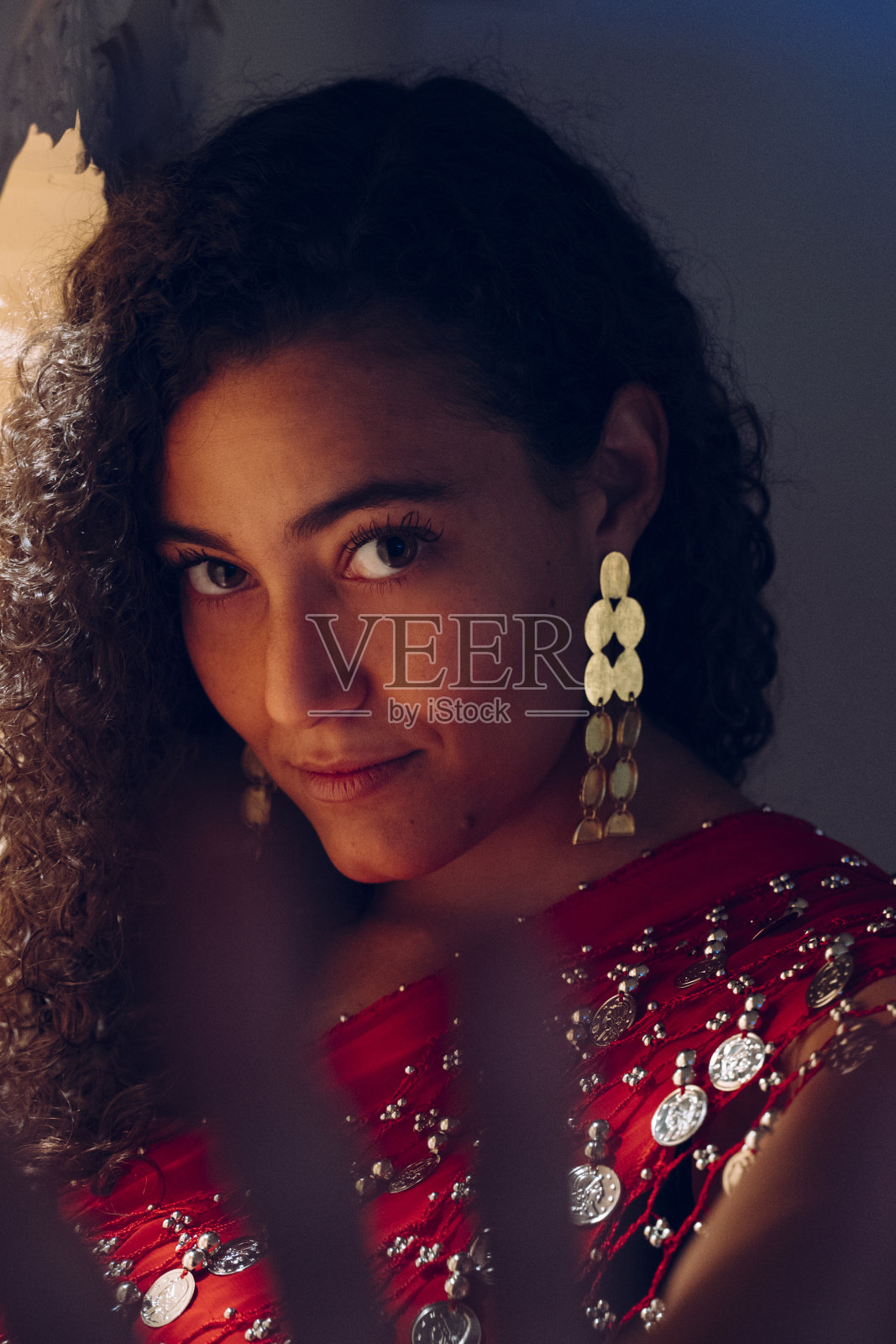 摩洛哥酒店里美丽的阿拉伯女人肖像照片摄影图片