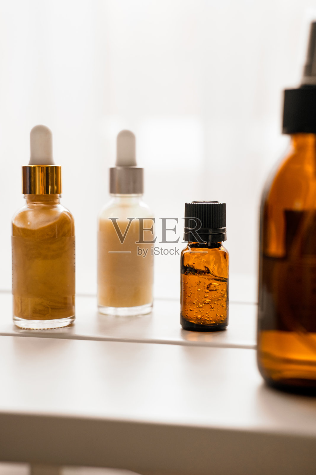 玻璃瓶装的天然化妆品照片摄影图片