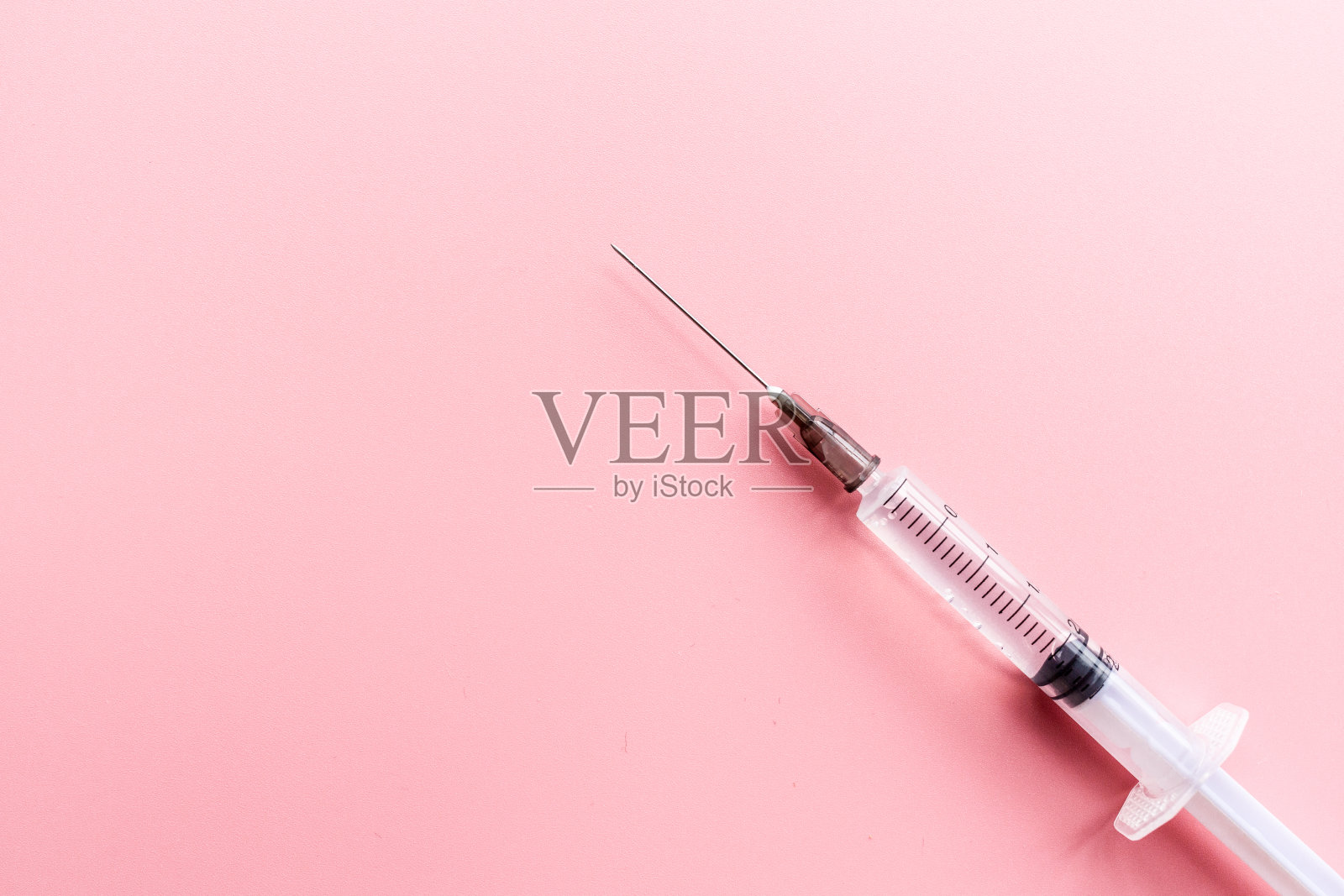 医疗注射器粉红色的背景，健康和疫苗的概念。平铺，模型，头顶，俯视图和复制空间照片摄影图片