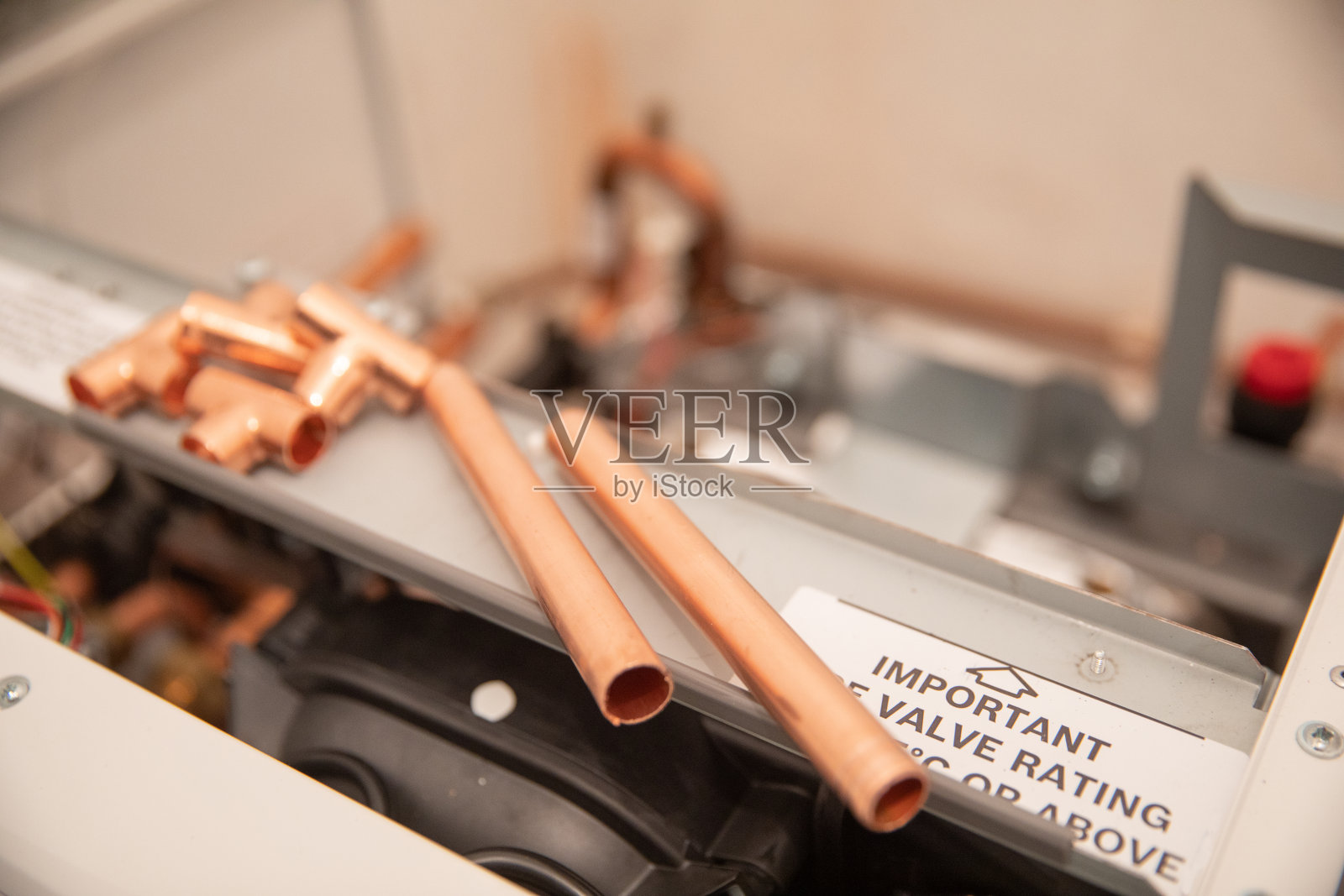 位于家用集中供热锅炉上的铜管道配件照片摄影图片
