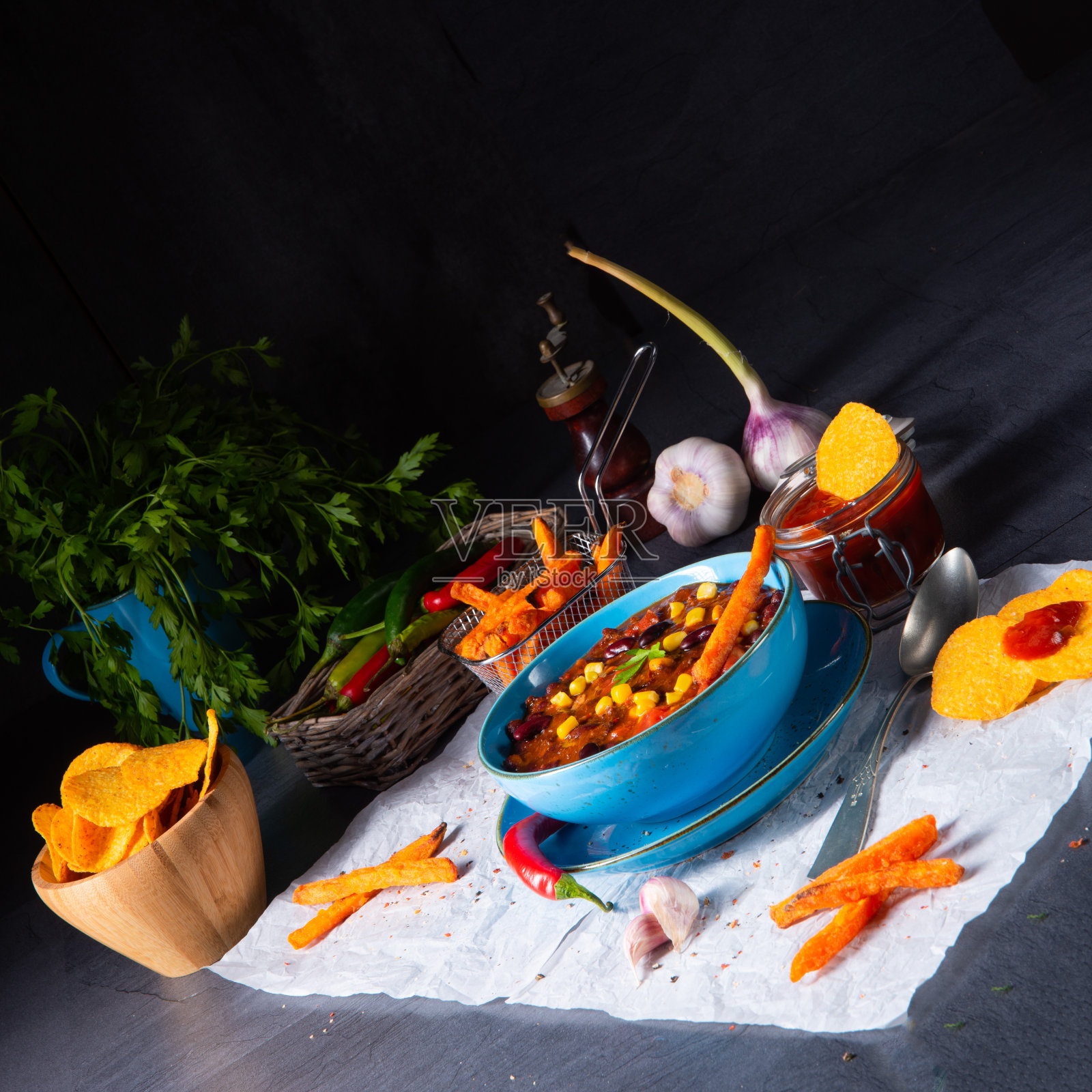 辣味牛肉配红薯和辣味玉米片照片摄影图片