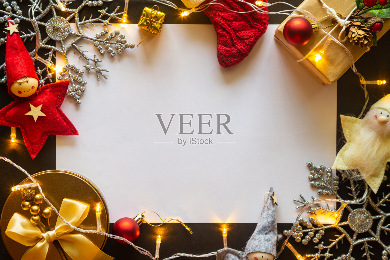 节日圣诞贺卡背景，节日装饰球、星星、雪花、礼品盒、松果，黑色背景，俯视平面图。文本空间，圣诞快乐，新年快乐照片摄影图片