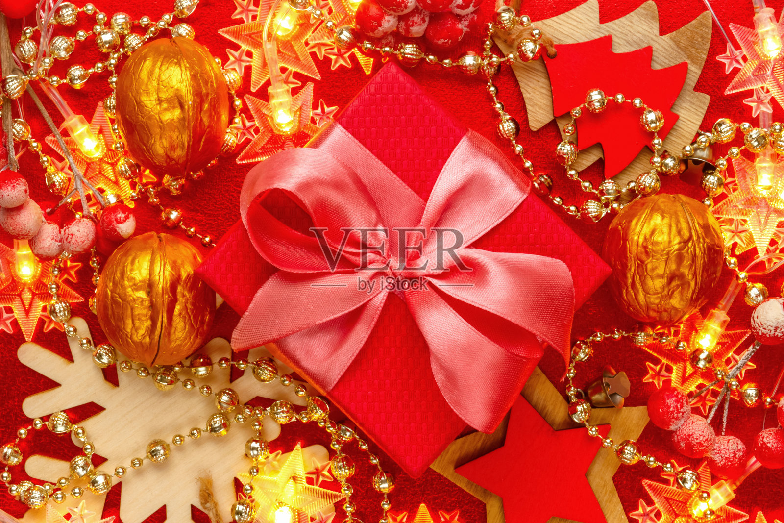 红色和金色组成的圣诞装饰品，花环和礼物礼盒与缎带。照片摄影图片