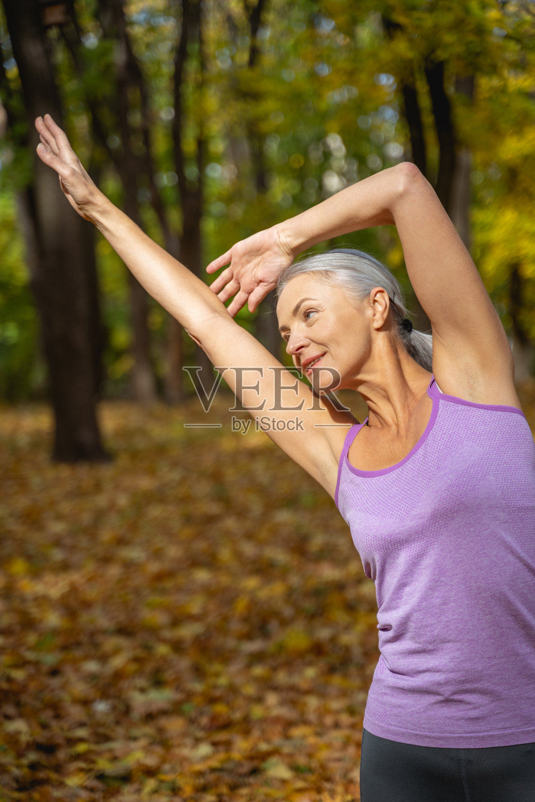 喜适合成熟的白人妇女弯腰侧照片摄影图片