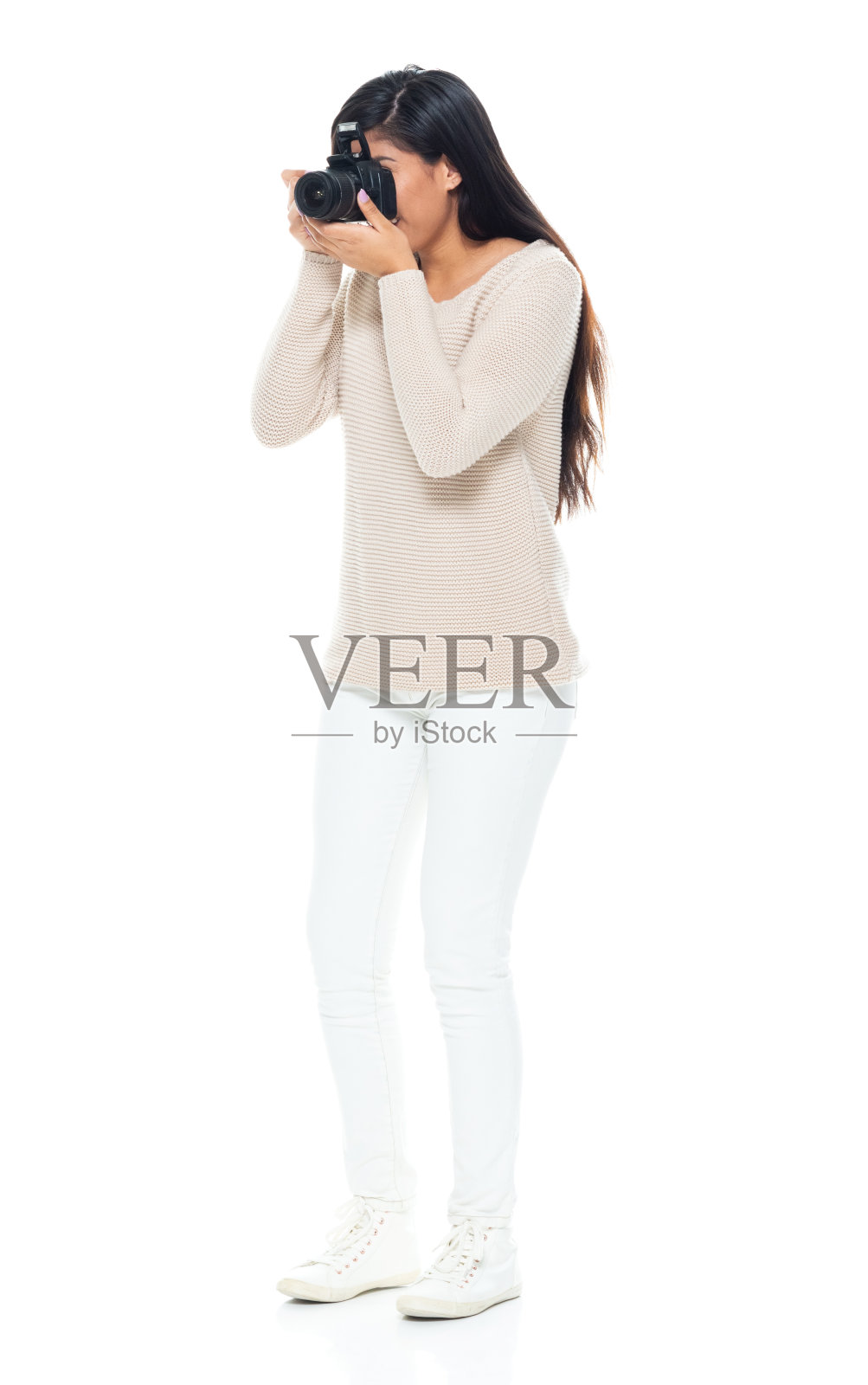 全长/侧视图/侧面视图/一个人的20-29岁的成年人美丽的黑发/长发拉丁美洲和西班牙裔的种族女性/年轻女性摄影师/摄影/游客站着穿毛衣/暖和的衣服照片摄影图片