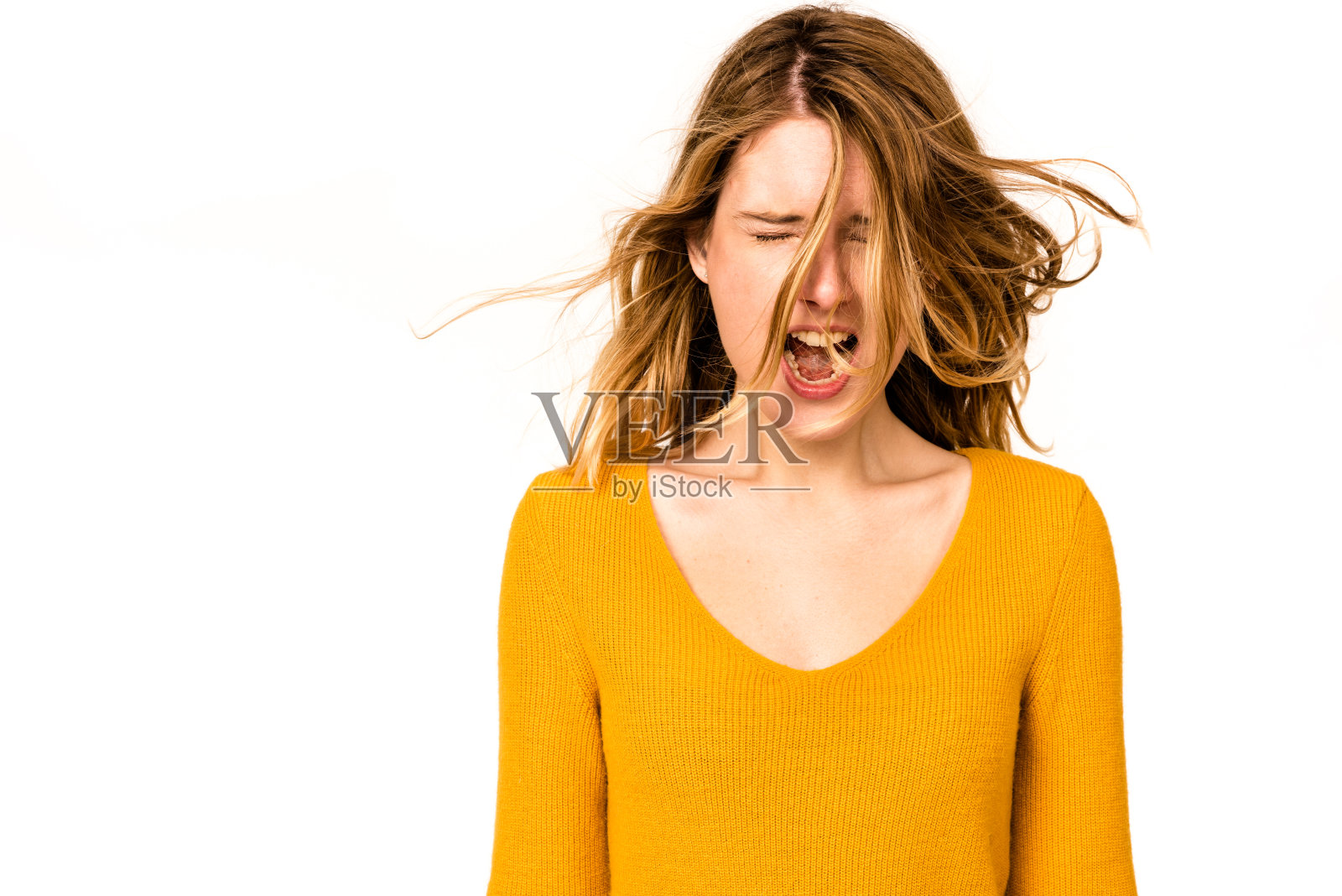 尖叫的女人被孤立在白色背景上照片摄影图片
