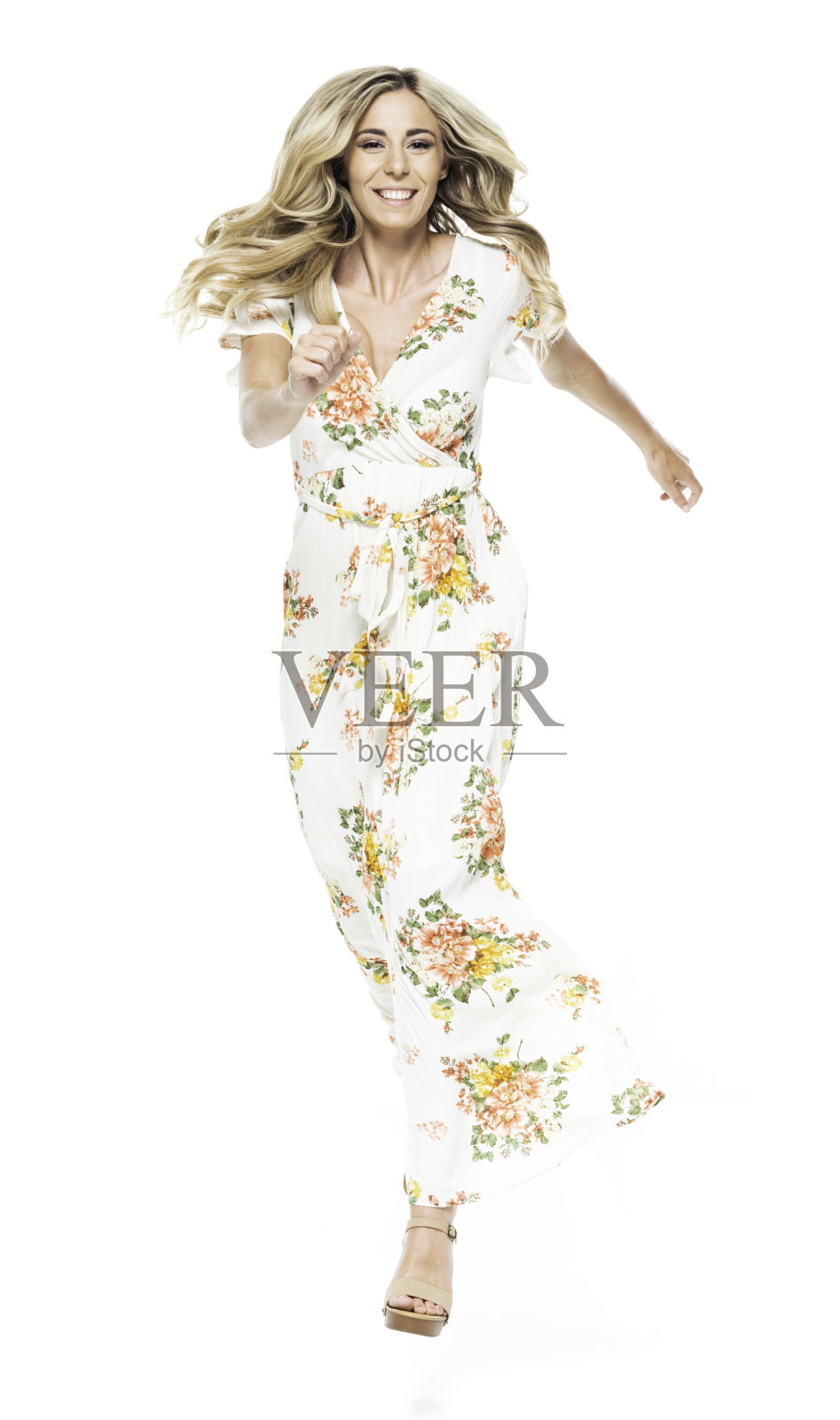 正面视图/全身长度20-29岁的成年金发/长发白种人年轻妇女跳着连衣裙/长裙谁是喜悦/兴奋/高兴/微笑/愉快照片摄影图片