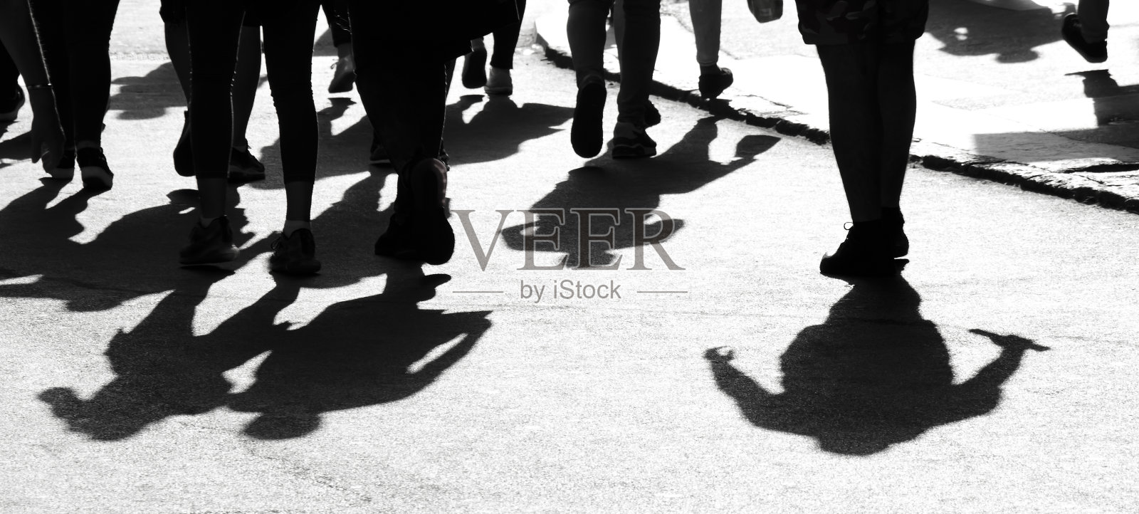 在城市步行街上行走的人们模糊的影子剪影照片摄影图片