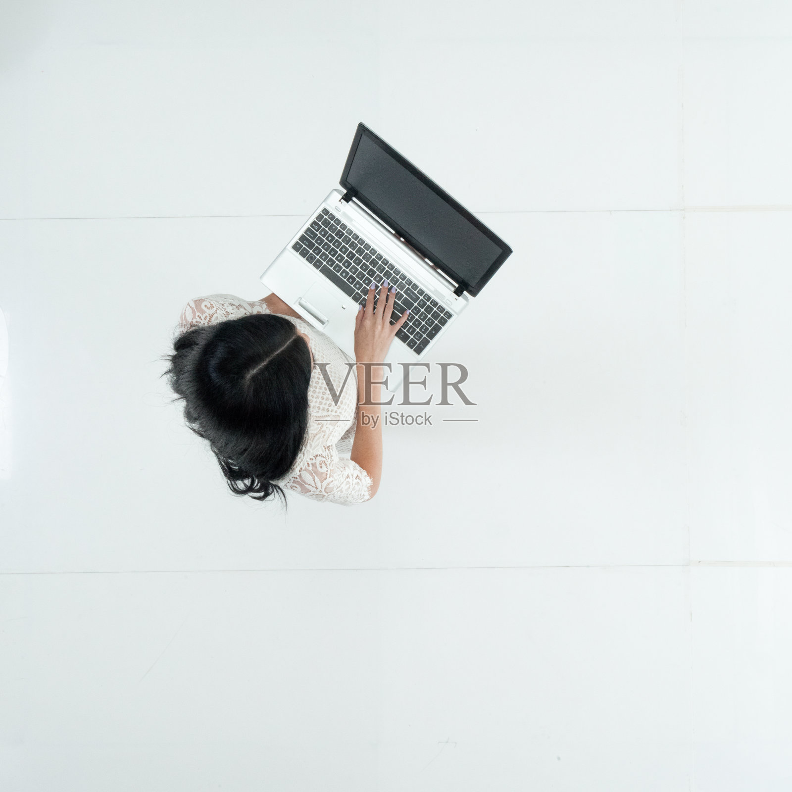 一个人/全身/直接上方的视图/鸟瞰图20-29岁的成年人美丽的黑发/长发白人女性/年轻女性站在白色背景下穿着衣服/凉爽的态度谁在工作照片摄影图片