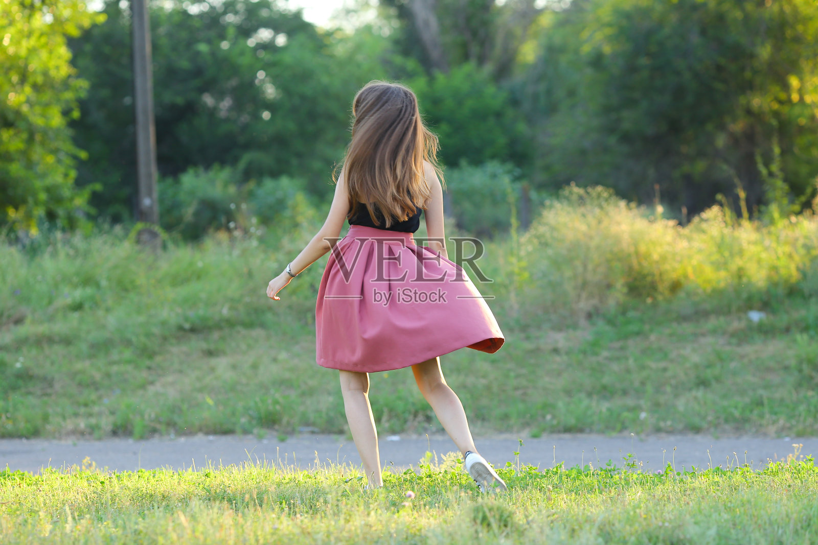 年轻美丽的女孩显示情感，快乐，快乐，幸福照片摄影图片